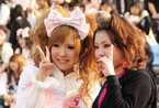 日本女生压力大 酷爱街头“限制级”装扮