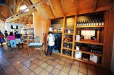 进入酒庄首先是一个小型的超市，各种葡萄酒和葡萄酒用具一应俱全。(摄影：张珺楠)