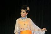 模特们展现缅甸传统服饰新发展和当代女性新风采，同时迎接缅甸妇女节的到来。