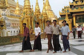 缅甸是一个极具风情的国家，走在街上你会发现这里的男人几乎都不穿裤子。他们更喜欢穿着缅甸传统筒裙——笼基。