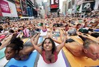 纽约时报广场数千人瑜伽盛会迎夏至