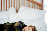 睡眠不足 这是容易引发孩子发育不良、身材矮小的重要原因。因为缺乏良好的休息，将严重抑制孩子体内生长激素的分泌。梁黎介绍，晚上10时是孩子生长激素分泌最旺盛的时候，而现在的父母则往往为提高孩子学习成绩而一再延长夜晚的学习时间、缩短孩子的睡眠时间。此外，缺乏运动是导致矮小症增多的另外一个重要原因，由于学习压力的增大和电脑网络等原因，现在孩子的运动时间越来越少。 