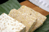 发酵饼“天贝”(Tempeh)。“天贝”是种发酵的豆类制品，常为制作豆腐时的副产品，在印尼会将它油炸，当成薯片来吃。