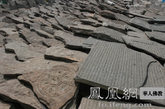 霍尔刻满经文法轮的石板（图片来源：凤凰网华人佛教  摄影：李保华）