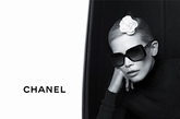 不得不说老佛爷Karl Lagerfeld有着不一般的商业头脑，他将自身的喜好与品牌概念契合的十分完美。这不刚出的Prestige Eyewear Collection就充分说明了这点，将香奈儿经典链条包的元素运用到眼镜上面立刻让人有种眼前一亮的感觉。而这次模特也是选择了老佛爷的爱将，德国超模Claudia Schiffer。在模特头上别了一朵Chanel再icon不过的山茶花，精致不失高雅。
