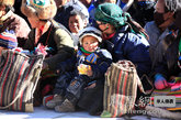 来自藏区各地的百姓来到萨迦，观看面具神舞（图片来源：凤凰网华人佛教 摄影：曹立君）
