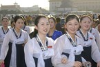 朝鲜街拍 女人流行不穿裤子崇尚健康美