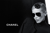 不得不说老佛爷Karl Lagerfeld有着不一般的商业头脑，他将自身的喜好与品牌概念契合的十分完美。这不刚出的Prestige Eyewear Collection就充分说明了这点，将香奈儿经典链条包的元素运用到眼镜上面立刻让人有种眼前一亮的感觉。而这次模特也是选择了老佛爷的爱将，德国超模Claudia Schiffer。在模特头上别了一朵Chanel再icon不过的山茶花，精致不失高雅。