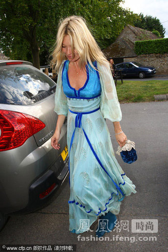 凯特莫斯婚礼彩排 低胸蓝纱裙化身苏格兰少女