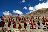 2009年9月2日（藏历七月十四），萨迦寺的僧人们燃起吉祥的桑烟，高举法幢，再一次集体走向奔波山。图：行进在奔波山上（图片来源：凤凰网华人佛教 摄影：曹立君）