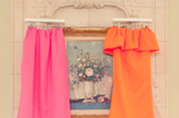一片浪漫素雅中，偶尔换换口味也是必要的，大色块服饰在2011春夏必不可少，两条长裙均来自Jil Sander。 
