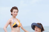 十四位香港小姐候选佳丽22日齐聚著名电影《海角七号》取景的海滩，安排了沙滩越野车等进行外景泳装拍摄。为求泳装的完美体现，很多佳丽不惜节食。今年的香港小姐你最看好谁？马上和编辑一起先做个评审吧！ 