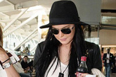 林赛·罗韩(Lindsay Lohan)
白色的宽松T搭配黑色休闲裤，套上一件黑色金属铆钉的夹克帅气有型的着装，黑色的小礼帽与配饰都为整体加分不少。

