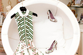 连身裙及高跟鞋均来自Louis Vuitton 2011初春系列。 
