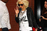 克里斯汀娜.阿吉莱拉 Christina Aguilera
最爱黑白装扮的 Christina Aguilera 总能将简单的衣服穿出她的味道。黑色紧身裤配上红底高跟鞋十分有型，白色的T的黑色字母装扮很有动感。一件黑色夹克增添了帅气硬朗味道，红色手包与她的红唇相呼应。

