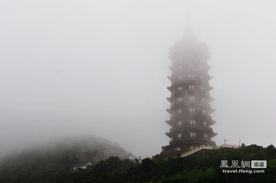 青檐绿树黄瓦 蒙蒙细雨中记录油画般的宝陀寺