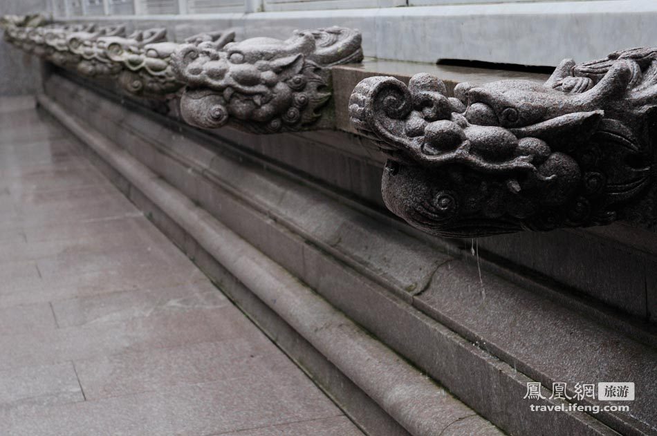 青檐绿树黄瓦 蒙蒙细雨中记录油画般的宝陀寺