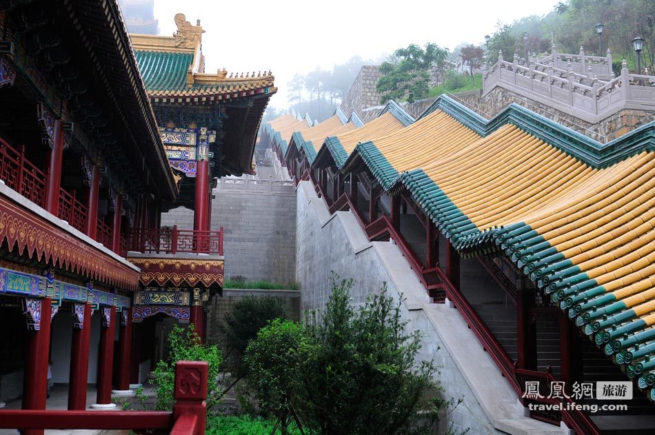 青檐绿树黄瓦 蒙蒙细雨中记录油画般的宝陀寺