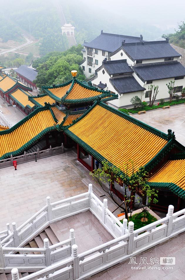 青檐绿树黄瓦 蒙蒙细雨中记录油画般的宝陀寺