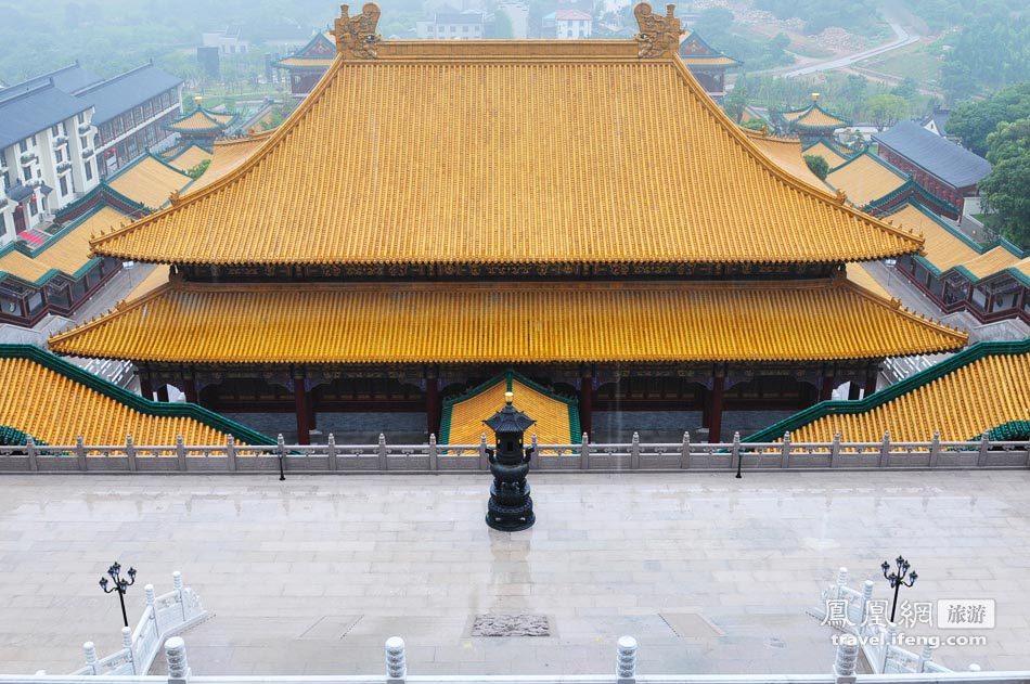 青檐绿树黄瓦 蒙蒙细雨中记录油画般的宝陀寺