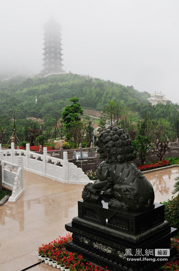 青檐绿树黄瓦 蒙蒙细雨中记录油画般的宝陀寺