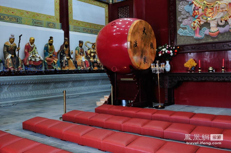 青檐绿树黄瓦 蒙蒙细雨中记录油画般的宝陀寺