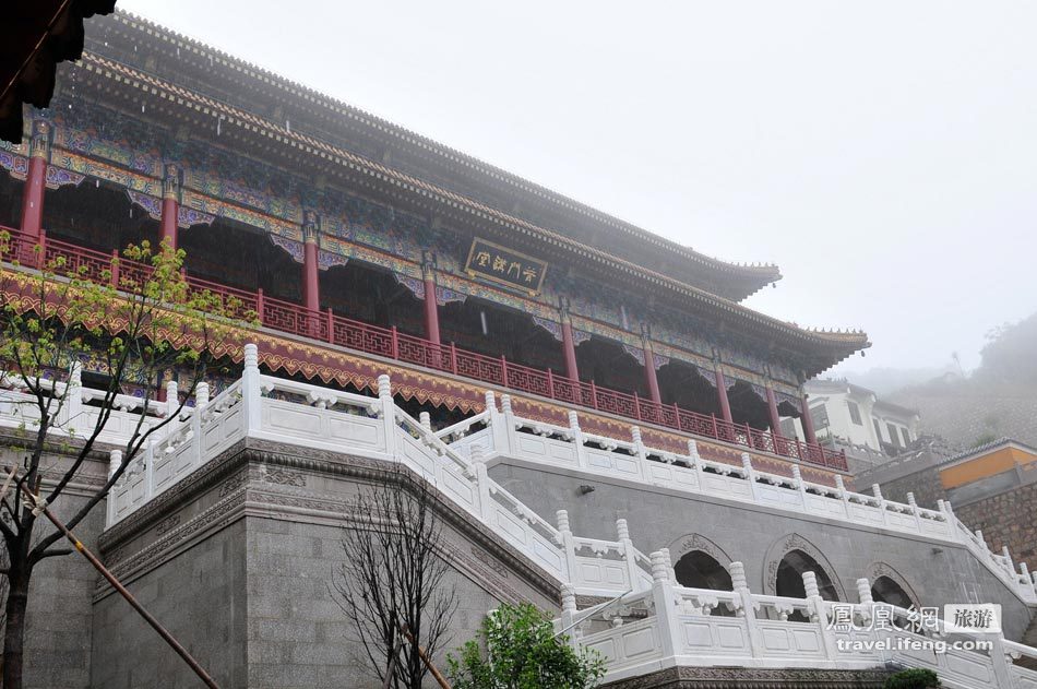 青檐绿树黄瓦 蒙蒙细雨中记录油画般的宝陀寺