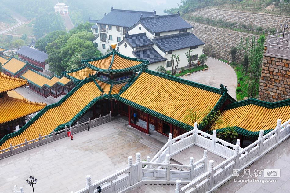 青檐绿树黄瓦 蒙蒙细雨中记录油画般的宝陀寺