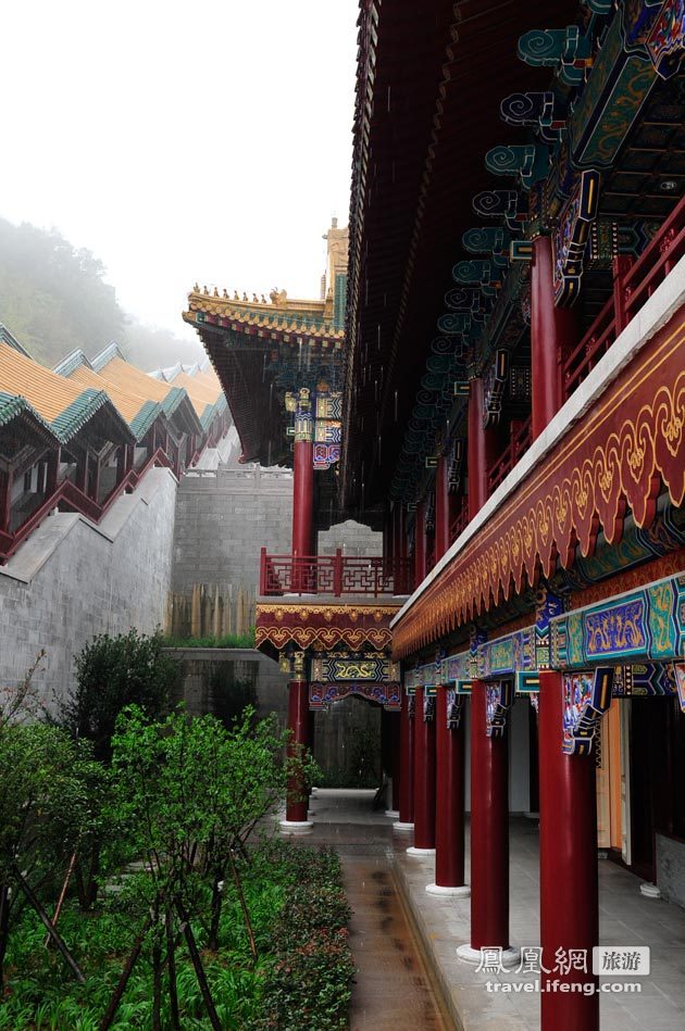 青檐绿树黄瓦 蒙蒙细雨中记录油画般的宝陀寺