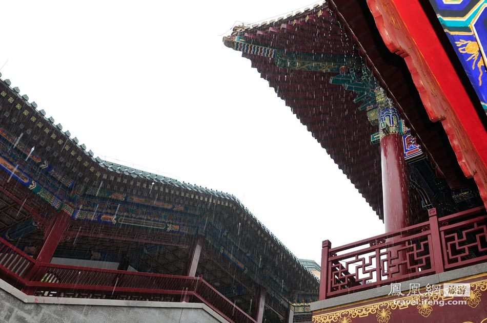 青檐绿树黄瓦 蒙蒙细雨中记录油画般的宝陀寺