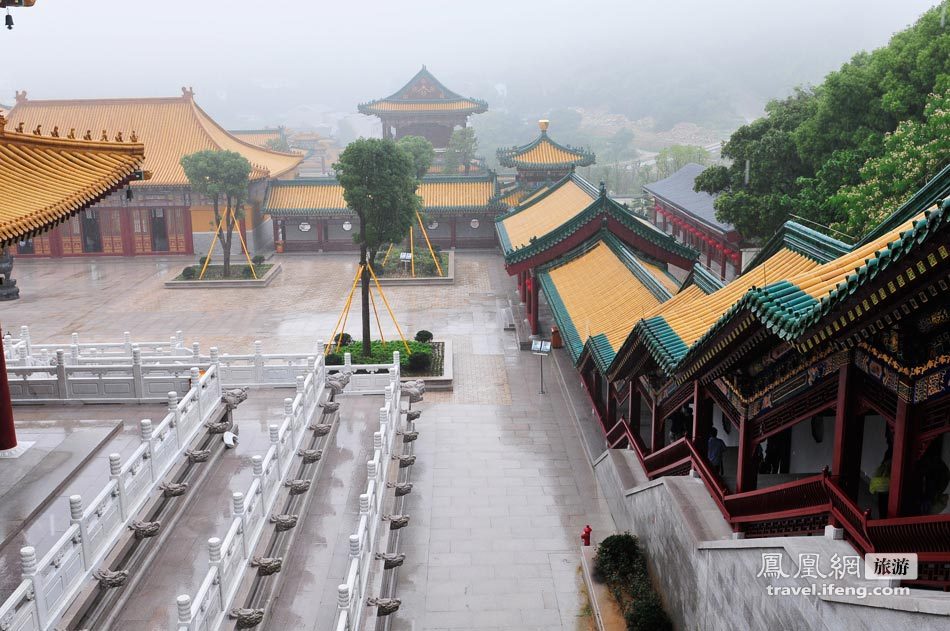 青檐绿树黄瓦 蒙蒙细雨中记录油画般的宝陀寺