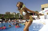当地时间2011年7月3日，黎巴嫩，Byblos2011新款泳装展示，模特们将游泳池的边缘当成T台，青春四射形成了一道靓丽的风景线。黎巴嫩无论政局如何变化，爱美的姑娘们，依然能自得其乐，惬意的倡导时尚生活。此次的泳装发布会，引无数游泳的宾客拿出相机拍照。 