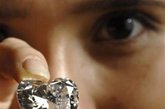 佳士得拍卖行工作人员展示一颗重37.01克拉的心型无暇钻石，估价31.5万至36万美元。