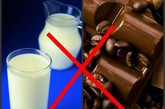 牛奶+巧克力：牛奶中的钙与巧克力中的草酸结合成草酸钙，可造成头发干枯、腹泻，出现缺钙和生长发育缓慢