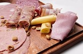 肉类是我们生活中必不可少的食物，而动物身上大部分的部位都能够用于食用，不过有些部位是你如何也不能吃的，否则容易生出健康问题，猪、牛、羊等动物体上的甲状腺、肾上腺、病变淋巴腺是三种“生理性有害器官”。 （文字图来源：凤凰网健康论坛/资料图）
