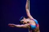 2011哥伦比亚钢管舞娘大赛拉开战幕，选手们纷纷着三点式登场，倒立、劈腿、绕杆……高难度动作令人眼花缭乱！ 
 
 
 
