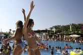 当地时间2011年7月3日，黎巴嫩，Byblos2011新款泳装展示，模特们将游泳池的边缘当成T台，青春四射形成了一道靓丽的风景线。引无数游泳的宾客拿出相机拍照。 