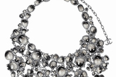 黑白色基调一向时Chanel的重点，2011秋冬珠宝系列闪烁着古朴而又奢华的气质。华丽精工的手艺、细微繁复的造型、各式珠宝元素的穿插和衔接设计让整个系列宛如讲述中世纪皇室奢华生活的电影，每一款都是精品，堪比艺术品之美。　