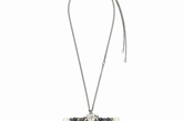 黑白色基调一向时Chanel的重点，2011秋冬珠宝系列闪烁着古朴而又奢华的气质。华丽精工的手艺、细微繁复的造型、各式珠宝元素的穿插和衔接设计让整个系列宛如讲述中世纪皇室奢华生活的电影，每一款都是精品，堪比艺术品之美。　