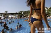 当地时间2011年7月3日，黎巴嫩，Byblos2011新款泳装展示，模特们将游泳池的边缘当成T台，青春四射形成了一道靓丽的风景线。引无数游泳的宾客拿出相机拍照。 