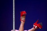 2011哥伦比亚钢管舞娘大赛拉开战幕，选手们纷纷着三点式登场，倒立、劈腿、绕杆……高难度动作令人眼花缭乱！ 
