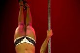 2011哥伦比亚钢管舞娘大赛拉开战幕，选手们纷纷着三点式登场，倒立、劈腿、绕杆……高难度动作令人眼花缭乱！ 
