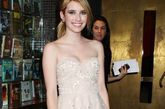 艾玛·罗斯·罗伯茨（Emma Roberts）身穿白纱亮片裙，显得更加高贵。