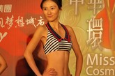 北京赛区复试佳丽们面临首轮挑战：选手么泳装展示秀出自己完美身材。 