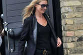 超模女王凯特·莫斯 (Kate Moss)也钟情于这样的平底凉鞋，标准的罗马凉鞋款式搭配黑色西装也显得很有气场！
