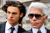 香奈儿“老佛爷”，号称时尚界“凯撒大帝”的卡尔-拉格菲（Karl Lagerfeld）与其超模男友在一起。
