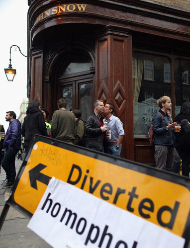 伦敦同性恋街头“集体接吻”抗议酒吧歧视