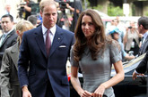 凯特·米德尔顿 (Kate Middleton)

灰色裙装是Catherine Walker的设计，端庄典雅，不仅在戴安娜王妃身上显得优雅，穿在凯特·米德尔顿 (Kate Middleton)身上也很知性端庄。
