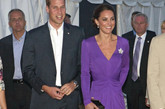 凯特·米德尔顿 (Kate Middleton)

一袭紫色深V领连衣裙将凯特·米德尔顿 (Kate Middleton)的气质发挥到最佳，同黑色的搭配也很有神秘感，显得成熟落落大方。