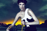 范思哲（Versace）2011秋冬广告大片中，荷兰超模萨斯奇雅·德·布劳(Saskia de Brauw)身穿白色羽裙、佩戴金色华美配饰，在仿佛冰火交融的背景映衬下，冷艳女神形象震撼力十足。
